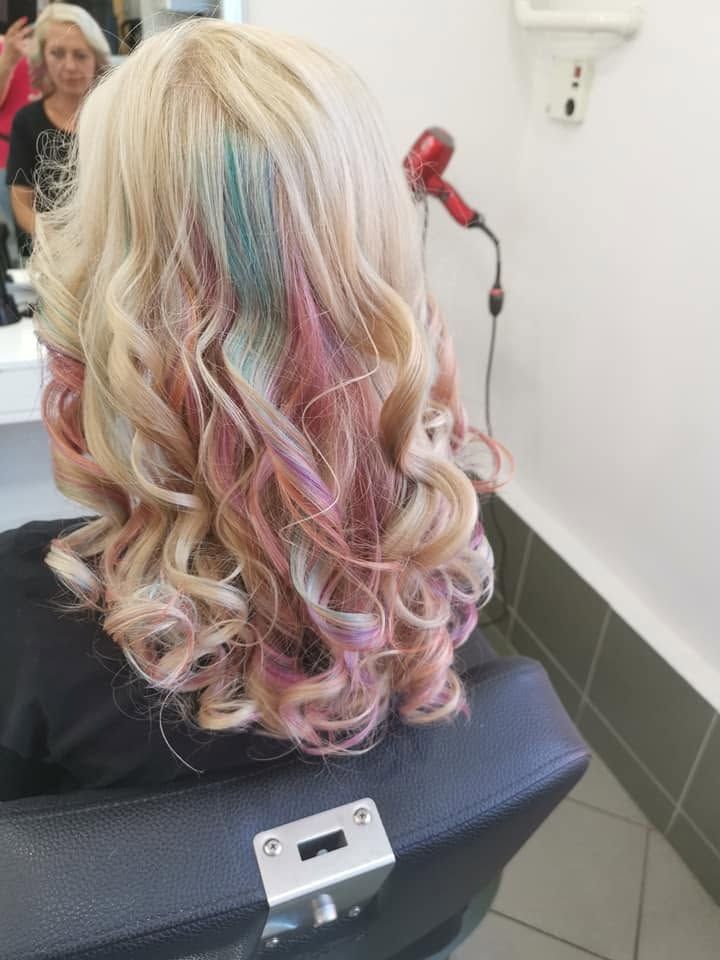 Blond vlasy s pastelovým farbením natočené do kučier